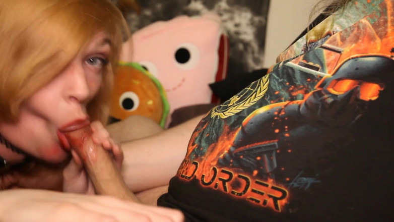 GamerGirlRoxy: Lee reçoit une pipe baveuse par une blonde sexy