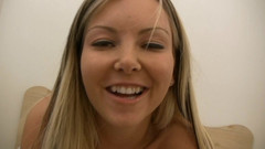 Tight little babes: Babysitter mit schlankem körper reitet einen dildo auf dem bett