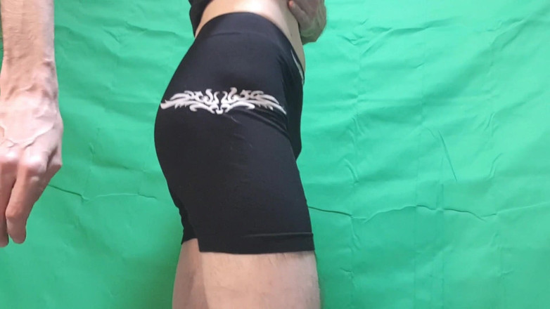 HeIsSooThin: Black Boyshorts尝试