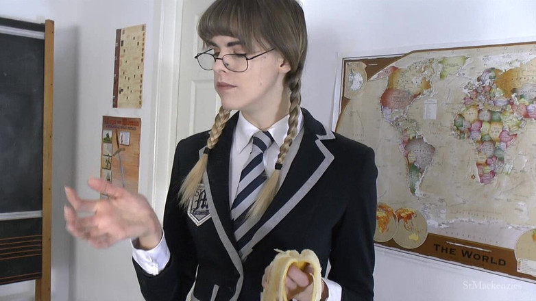 St Mackenzie's Archive: Melissa ăn một quả chuối lớn trong lớp