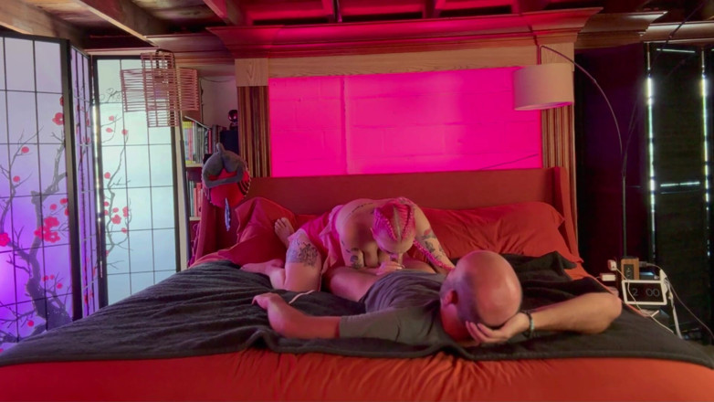 Island Boy Vids: Membuatkan Katil Squeaky dengan Chloe Hart