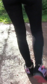 Alternatywna brytyjska brunetka idzie na brudną przygodę na pieska, ponieważ uwielbia satysfakcjonujących nieznajomych