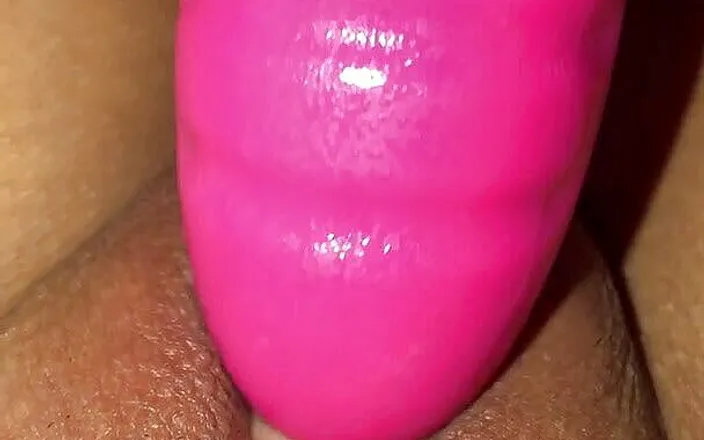 Rowan25: Sexy amateur masturbates pussy with vibrator
