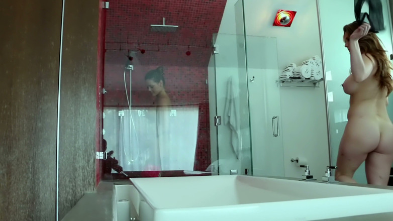 Lesbian Love Movies: Leccata di fica nella doccia delle piastrelle rosse - due brune...