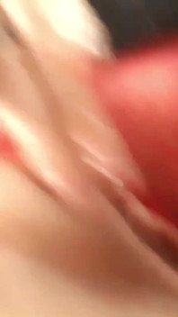 Una giovane arrapata si masturba in un vero uber pubblico