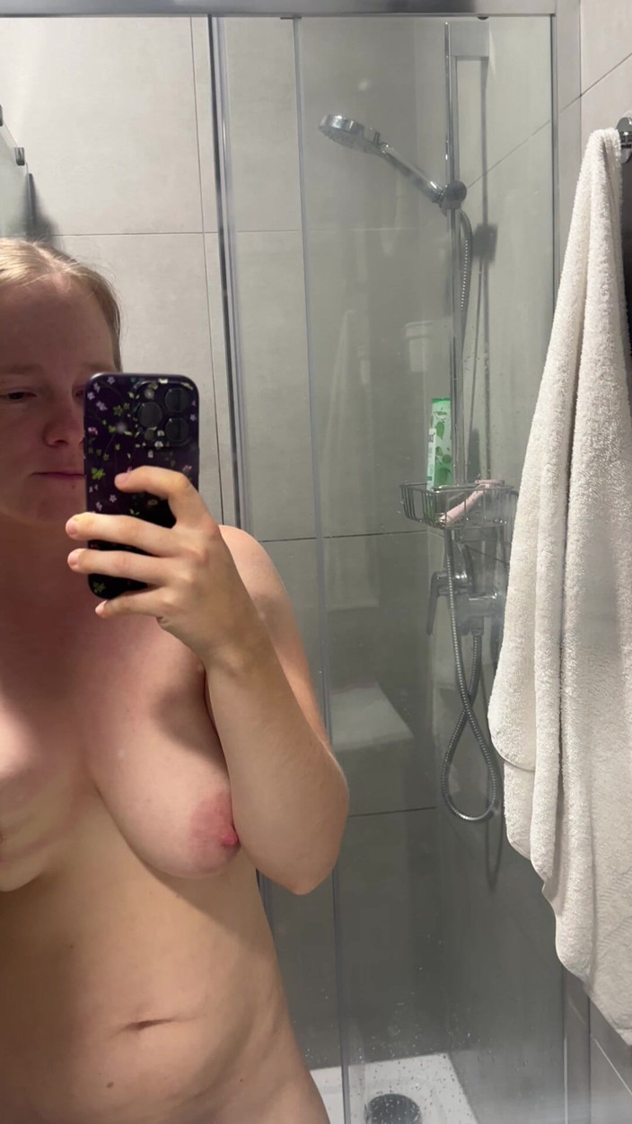 SweetLucy96: Sarı saçlı genç kadın