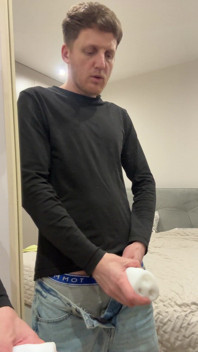 Făcând sex cu o jucărie cu un penis mare și gemând la 42 de ani.