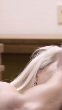Matură sexy blondă perversă linge curul directorului și îl lasă să-i fută pizda tare pentru a-și păstra fiica vitregă la facultate