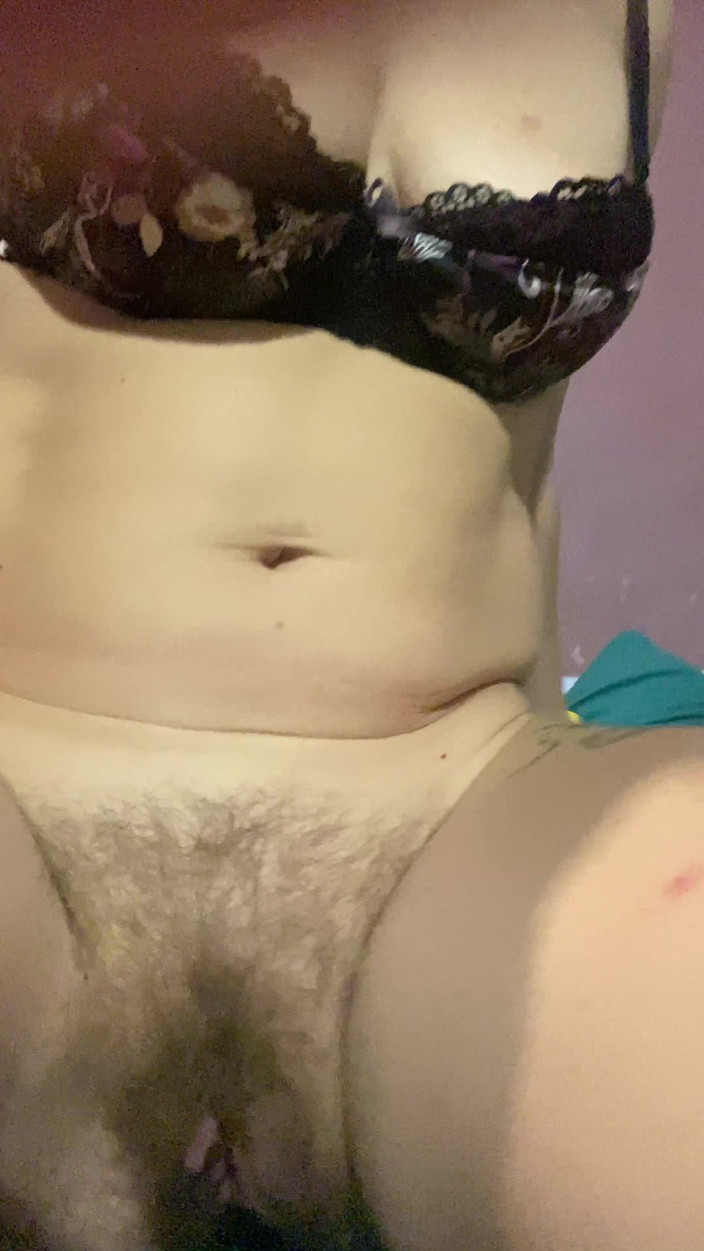 Hairy couple: Sehr behaarte muschi offen, klafft und masturbiert 4k 60fps