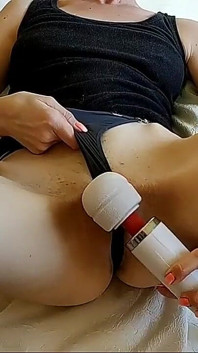 Amatérská sexy manželka si hraje s kouzelnou hůlkou Vibro a dostane orgasmus