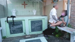 Sesso rischioso per insegnanti e studente al Cimitero