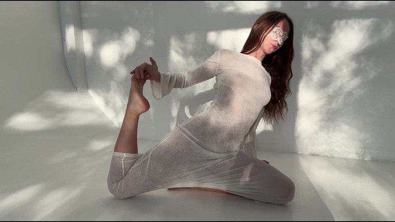 Skinny_lady69: Sexy göttin mit Maske dehnen