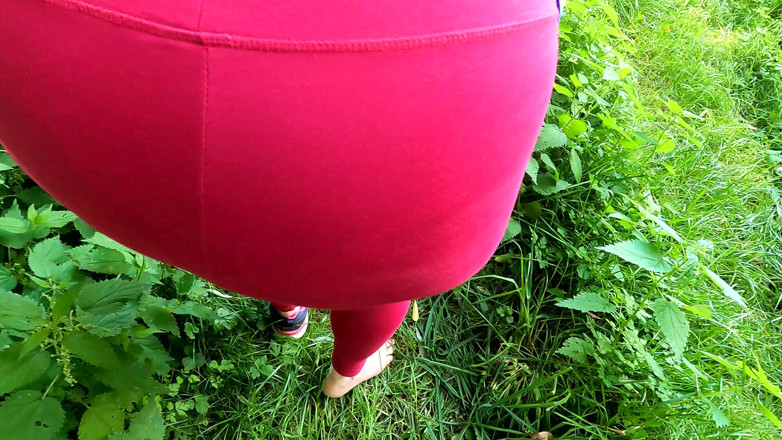 Bouncy Tits Action: Kompletní nahá dívka - sexy děrování koz
