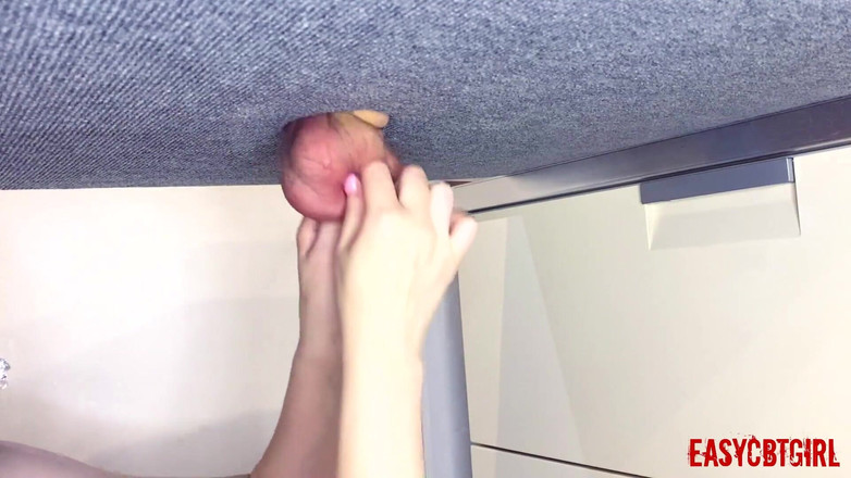 AnnyCandyPainboy: Paní pokroutí a roztáhne koule otroka a Dick Easycbtgirl