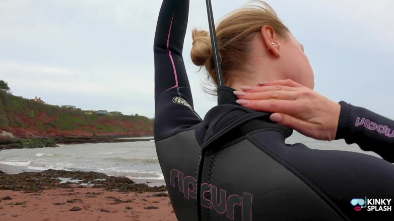 UKCuteGirl Lucy Lauren: Wetsuit, Waves e Kink: l'inaspettata avventura bondage di un nuotatore