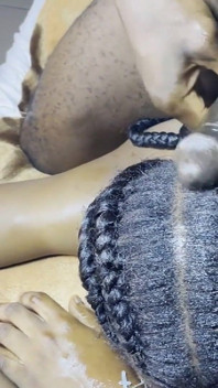 エボニーティーンが精液を受け取るためのヘアフェティッシュ
