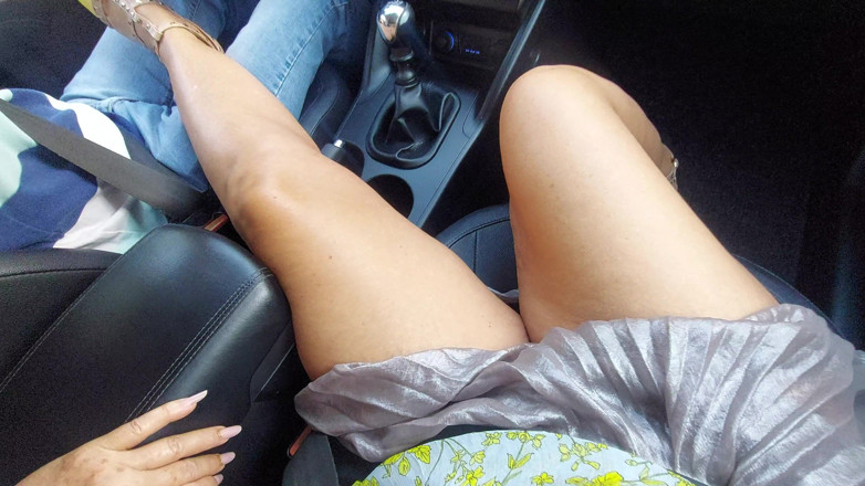 Step Mommy: Una elegante dama madura con hermosas piernas en tacones altos...