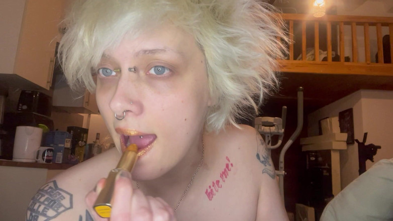Glitterqueen1999: 哥特女孩口红恋物癖吸烟