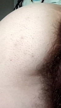 Pussy berbulu besar dan lubang pantat close-up