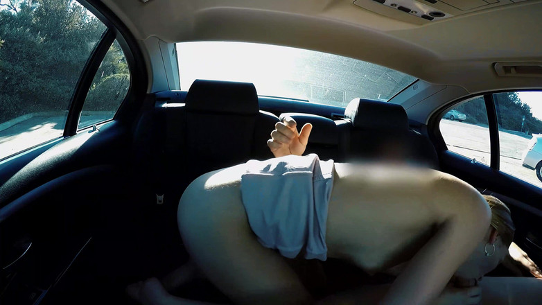 SaintPorn: Тугую бритую киску Sadie лижут, трахают пальцами и трахают на улице