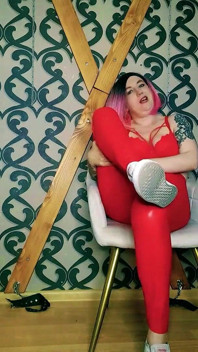 Lady angela bare feet and sneakers fetish femdom dengan legging lateks merah