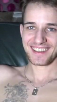 Kevin šuká se svým přítelem mladším