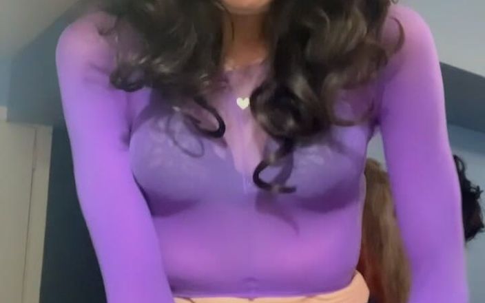 Lisa Luvly: Atasan ungu transparan dengan stoking ungu