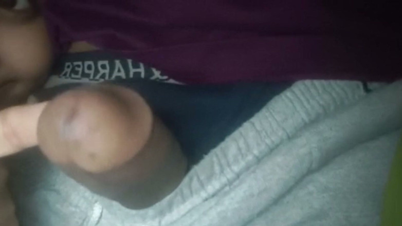 Sexgarl84: Un primo piano di una figa nuda è aperto dalla sua...