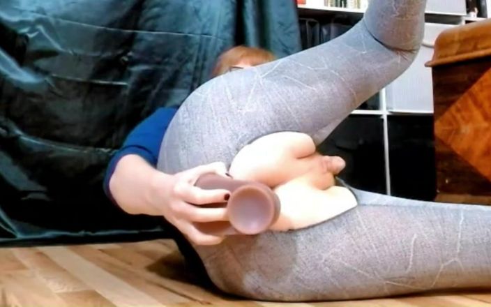 Ashlie Waves: Crotchless Leggings Make for Easy Acccess