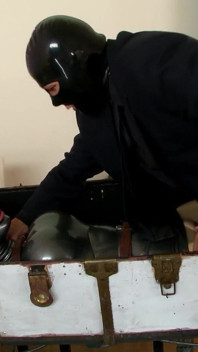 Una Troia Dai Capelli Rossi Penetrata Tre Volte in Bagno Da 3 Poliziotti Mascherati
