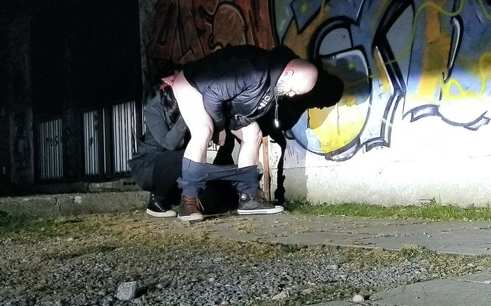 Toilet Mommy: 愚かな愚かなおまんこは完璧なトイレブラシになります!