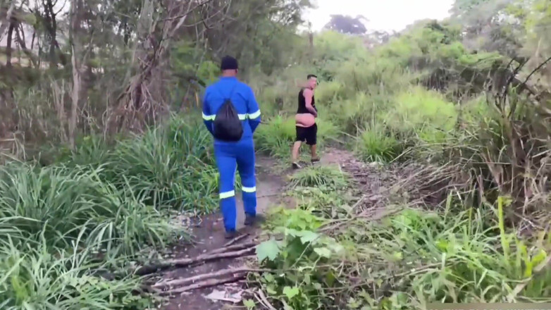 TheBlacKHunterr: 作業員が公園の前を通り過ぎて、