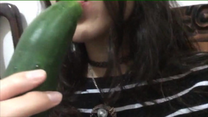 Adorable Teen: Junges latina-mädchen, das gerne schwänze lutscht, versucht eine gurke zu...