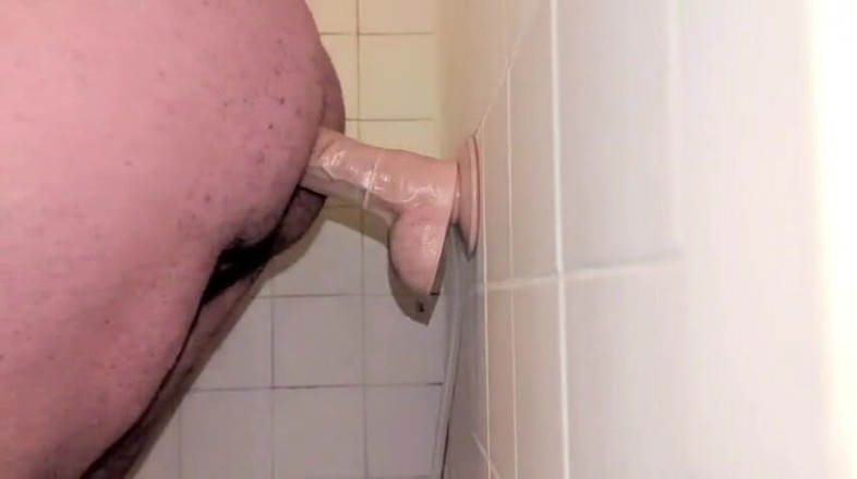 Both Inches: Jauh di bilik mandi