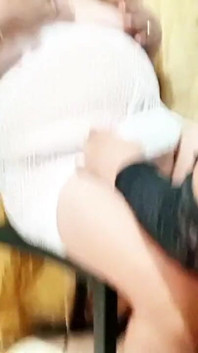 Trans dziewczyna sprawia, że 70-letnia dojrzała milf ssie kutasa