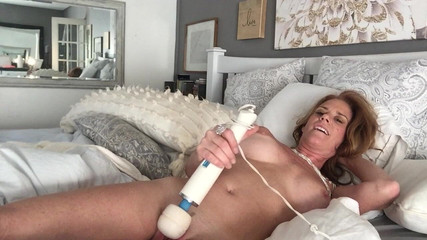 Chanellove88: Odečítající milfka si dělá radost s Hitachi