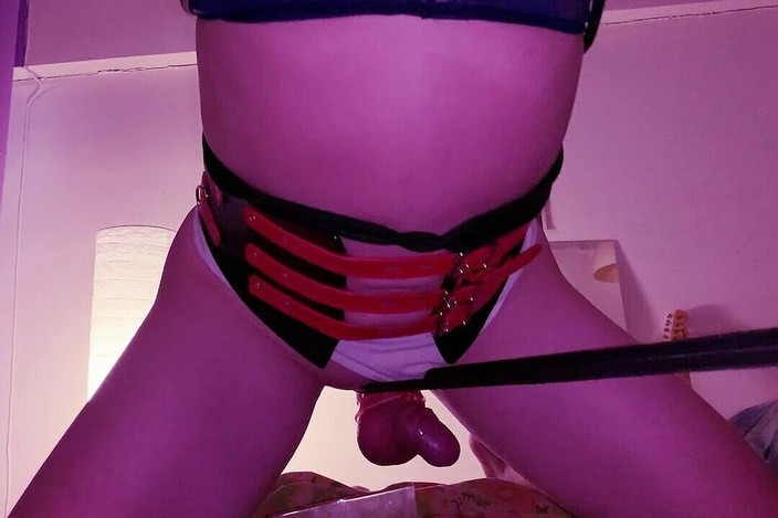 Lori Levine: Une tapette dévergondée attache sa petite bite et jouit dans...