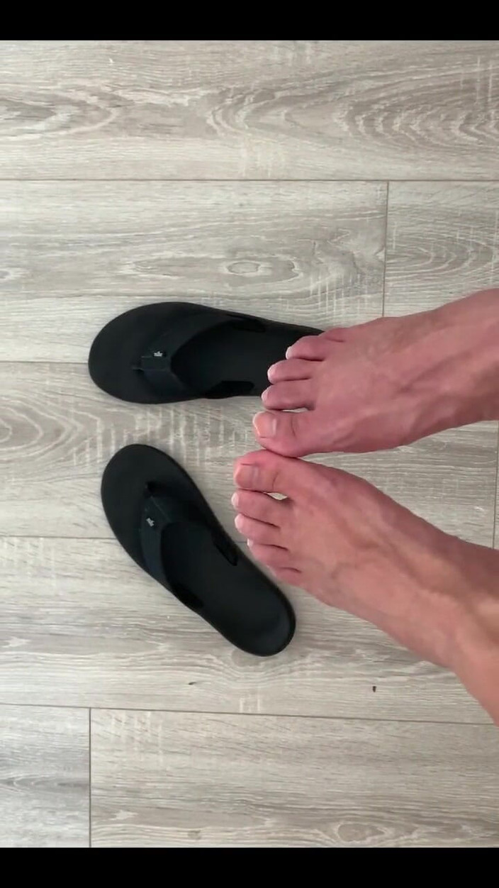 Jasons feet: ‪you Are so Small Under My Feet
