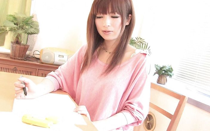 Blowjob Fantasies from Japan: 可爱的日本女孩在吮吸鸡巴之前用振动器自慰