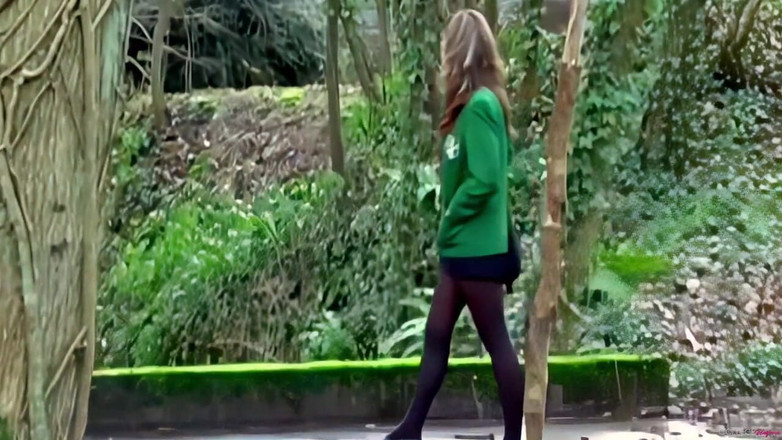College Uniform: Lewat kelas yang menampilkan Samantha Buxton