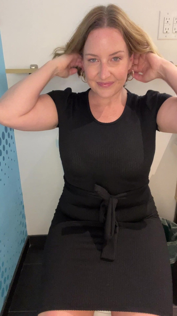 Avril Showers: 퇴근 시간 동안 오줌을 싸야 하는 비서