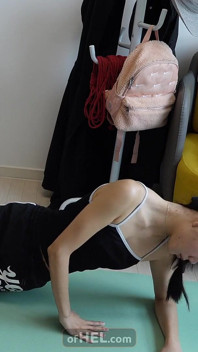 Sapık komşu yogasını bölüyor, onu bağlıyor ve boşaltıyor