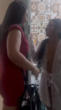 J’ai appelé mon amie pour pimenter le couple qui était notre petit jouet, elle adorait notre méchanceté.