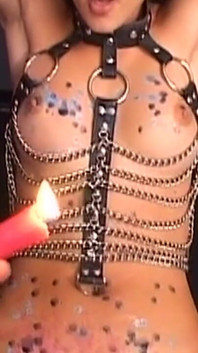 O mamă sexy matură legată scurge pula în timp ce este legată și reținută