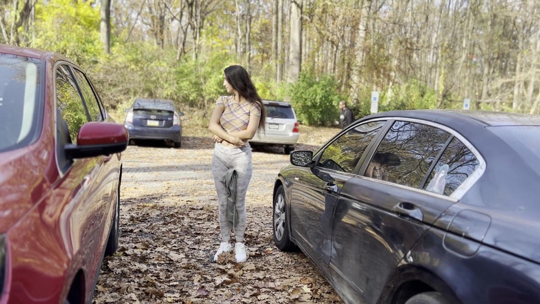 SweetButtocks: Scambio rapido di vestiti con la mia auto nel parco