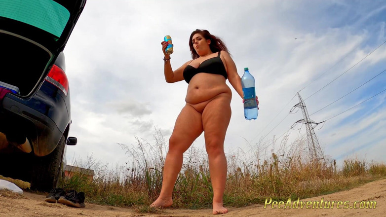 Pee Adventures: Tlustá brunetka čůrá venku