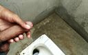 The thunder po: Cowok india lagi asik masturbasi di kamar mandi
