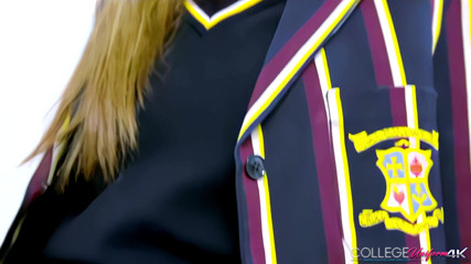 College Uniform: スカートを膨らませるものは何?ソフィア・スミス出演