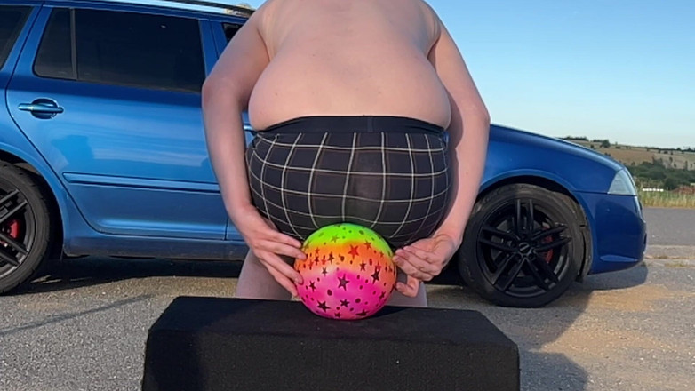 BeachBallsDuo: 10個のとても柔らかいゴムボールが激しく潰されました!ビッグブーティルシーと下着のドラゴン!