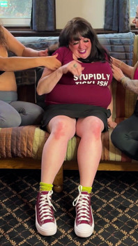 Stupidamente solleticante harmony ottiene un'imboscata a piedi nudi da Marte assolo e kimchi fetish
